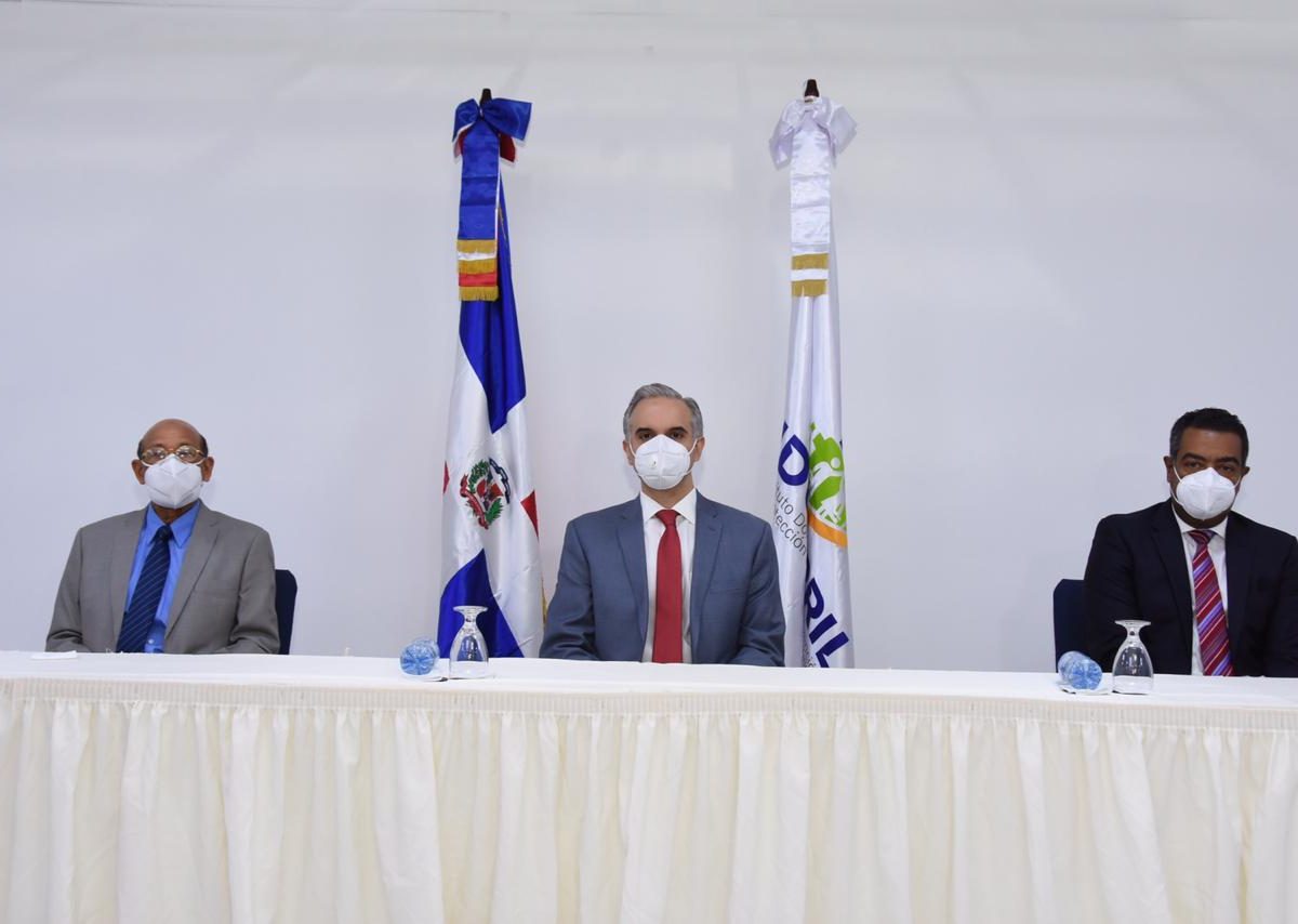 Ministro de Trabajo juramenta nuevo director ejecutivo del IDOPPRIL