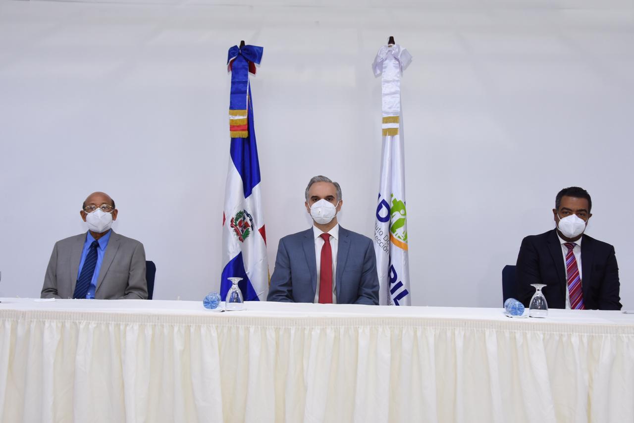Ministro de Trabajo juramenta nuevo director ejecutivo del IDOPPRIL