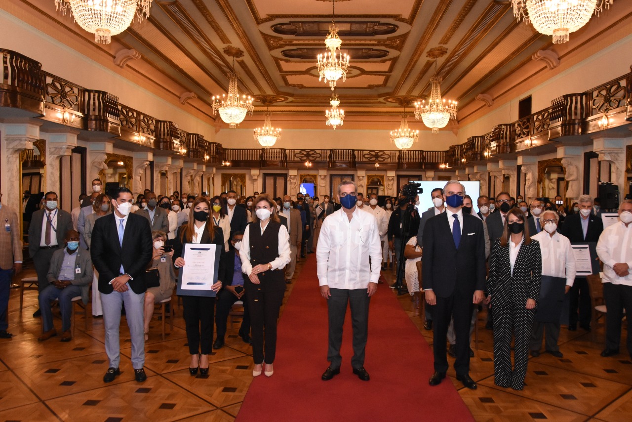 Abinader y De Camps entregan certificados de cumplimiento de protocolos de prevención a sector turístico.