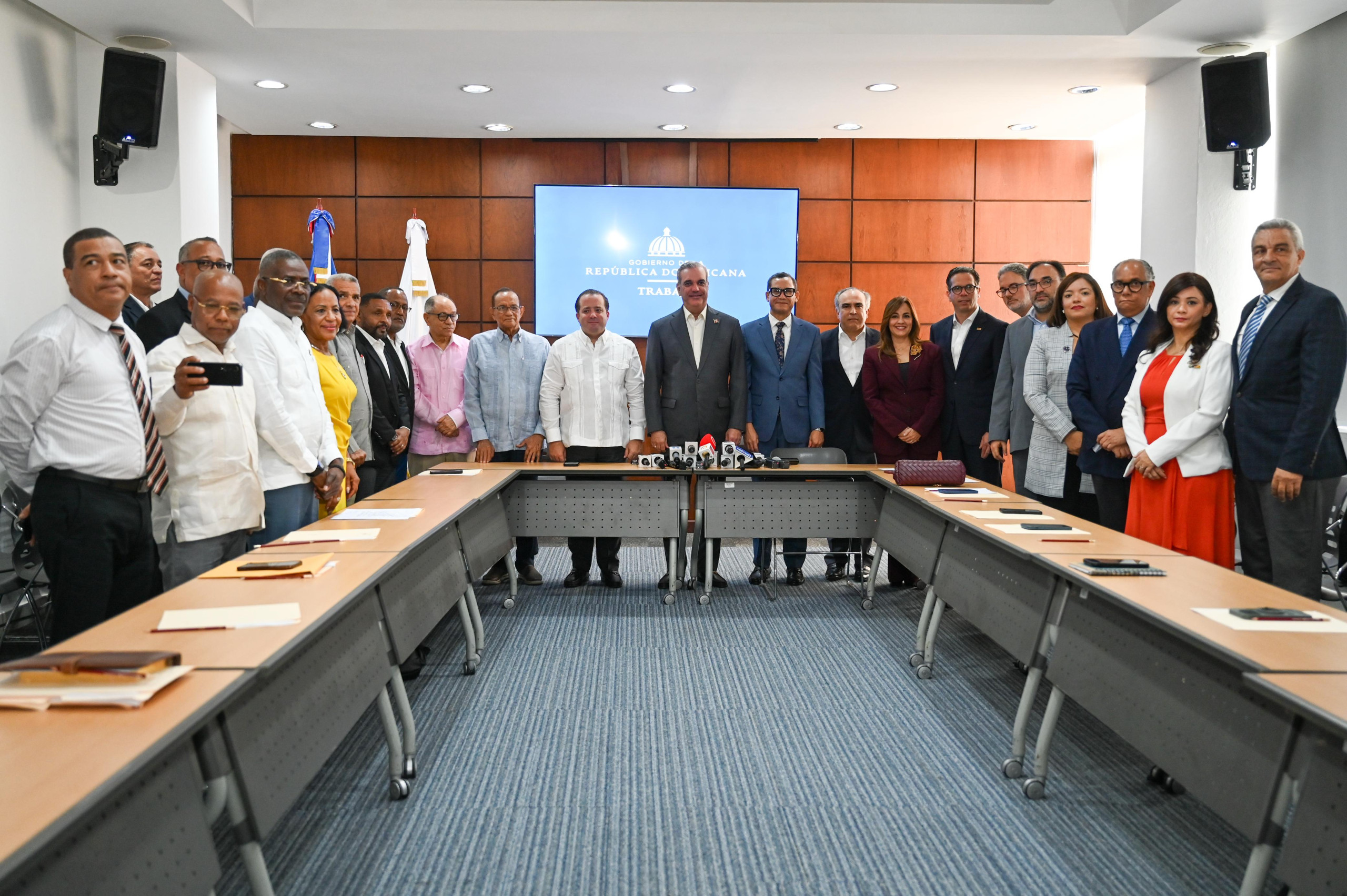 Presidente Luis Abinader anuncia aumento salarial de 20 % para el sector privado no sectorizado