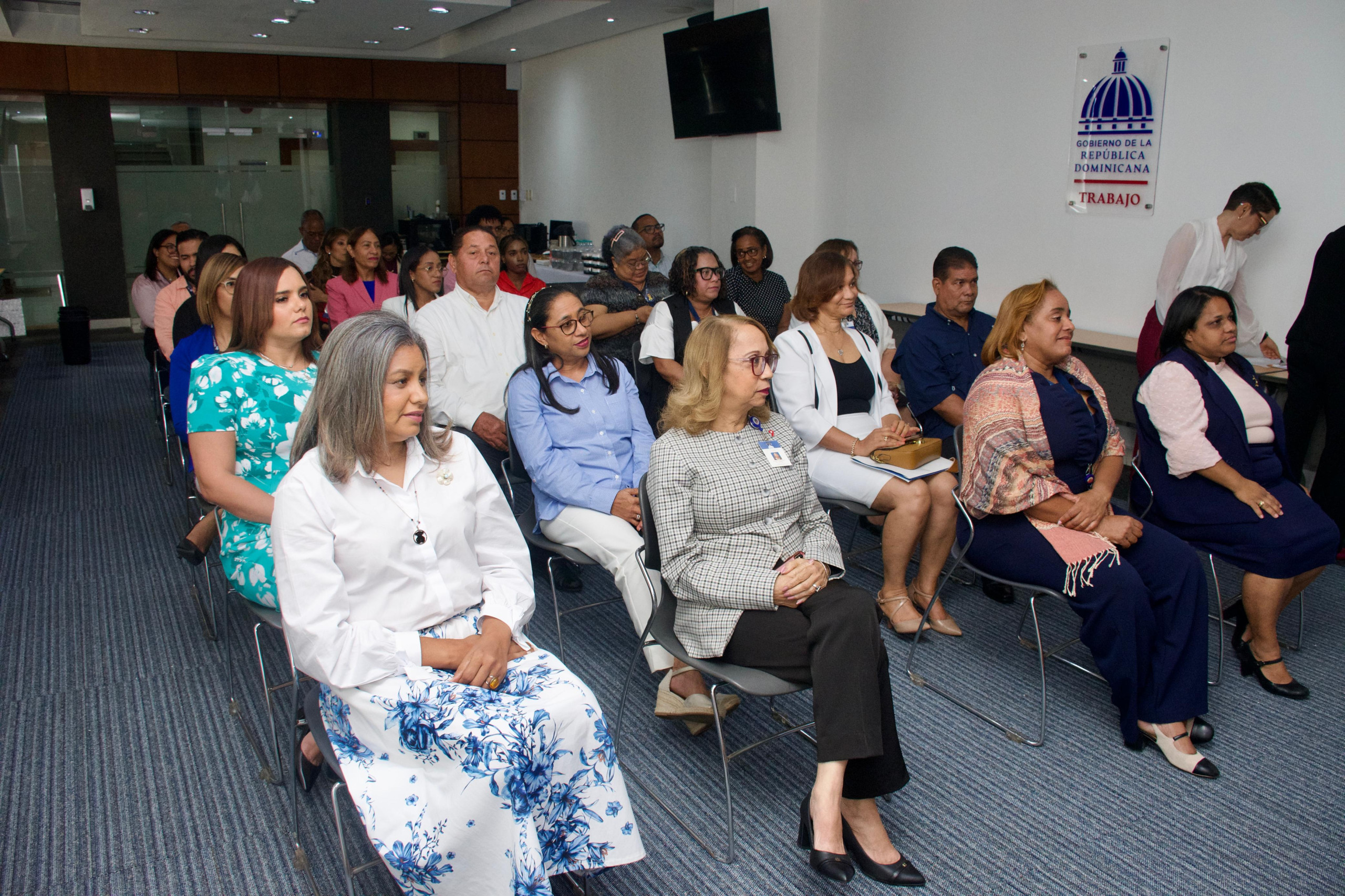 Ministerio de Trabajo otorga reconocimientos a servidores públicos con más de 25 años de servicio en el Estado