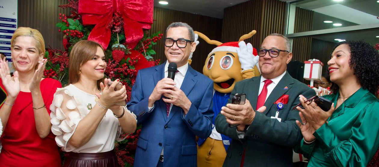 Ministerio de Trabajo inaugura la Navidad con encendido de su árbol navideño